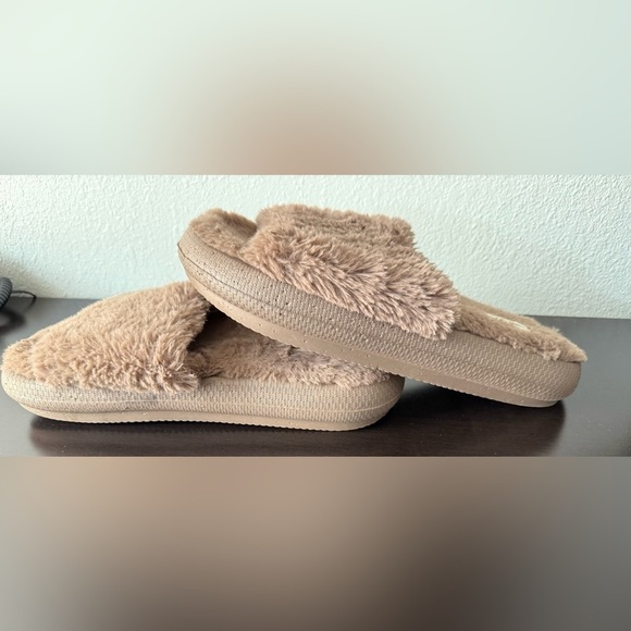 32 Degrees Men's Fuzzy Tan Slippers - Picture 5 of 5